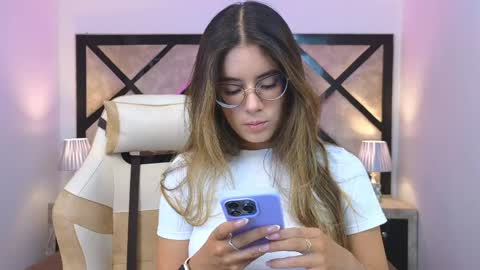 Mia online show from May 20, 2026, 7:09 pm