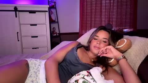 Snapshot of miaxxox chatting on November 26, 2025, 9:27 pm Mia online show from November 26, 2025, 9:27 pm