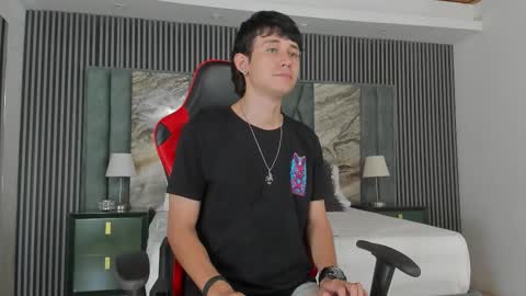 Snapshot of michaeel_blue chatting on October 4, 2025, 3:21 pm Michael online show from October 4, 2025, 3:21 pm