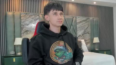 Snapshot of michaeel_blue chatting on October 12, 2025, 12:04 pm Michael online show from October 12, 2025, 12:04 pm