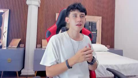 Snapshot of michaeel_blue chatting on October 17, 2025, 8:33 pm Michael online show from October 17, 2025, 8:33 pm