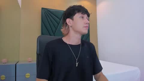 Snapshot of michaeel_blue chatting on December 17, 2025, 12:00 pm Michael online show from December 17, 2025, 12:00 pm