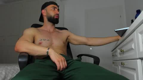 MichaelEvansx online show from May 18, 2026, 8:47 pm