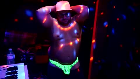 Snapshot of mickdollz chatting on November 17, 2025, 10:21 am mickdollz online show from November 17, 2025, 10:21 am