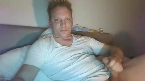 Snapshot of mickkxl chatting on January 15, 2025, 8:16 pm mickkxl online show from January 15, 2025, 8:16 pm