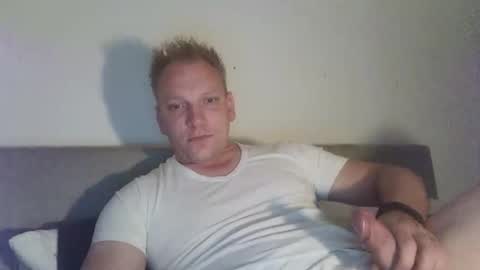 Snapshot of mickkxl chatting on October 27, 2025, 12:09 pm mickkxl online show from October 27, 2025, 12:09 pm