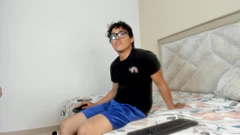 Snapshot of micky_luxe chatting on December 18, 2025, 4:57 pm micky_luxe online show from December 18, 2025, 4:57 pm