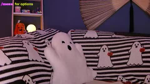 Snapshot of midnight__muse chatting on October 22, 2025, 4:35 am Rain online show from October 22, 2025, 4:35 am