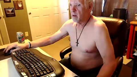 Snapshot of midwestdad09 chatting on October 16, 2025, 2:29 pm midwestdad09 online show from October 16, 2025, 2:29 pm