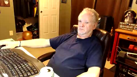 Snapshot of midwestdad09 chatting on October 20, 2025, 9:54 am midwestdad09 online show from October 20, 2025, 9:54 am