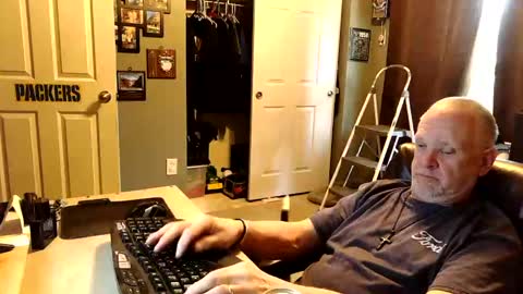 Snapshot of midwestdad09 chatting on October 29, 2025, 6:42 pm midwestdad09 online show from October 29, 2025, 6:42 pm