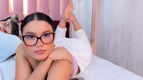 Mia  online show from October 1, 2025, 10:21 am