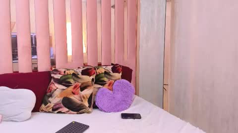 Mia  online show from October 19, 2025, 4:51 pm