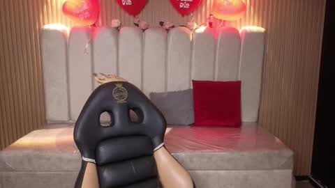 miiaa_evans1 online show from February 17, 2026, 8:15 pm