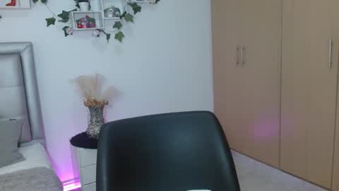 Snapshot of miiaa_k chatting on May 5, 2026, 8:55 am miiaa_k online show from May 5, 2026, 8:55 am