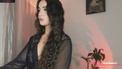 Snapshot of miissjulia chatting on November 28, 2025, 12:02 am online show from November 28, 2025, 12:02 am