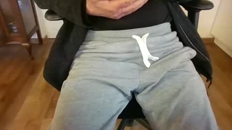 mik online show from November 10, 2025, 11:31 am