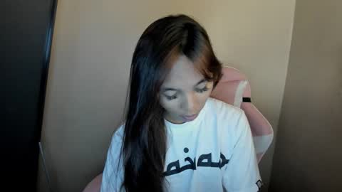 Snapshot of mika_cora chatting on April 17, 2026, 7:17 pm MIKA online show from April 17, 2026, 7:17 pm