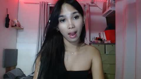 Snapshot of mika_cora chatting on May 1, 2026, 12:21 pm MIKA online show from May 1, 2026, 12:21 pm