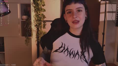 Snapshot of mika_moon_ chatting on September 24, 2025, 5:05 pm mika_moon_ online show from September 24, 2025, 5:05 pm