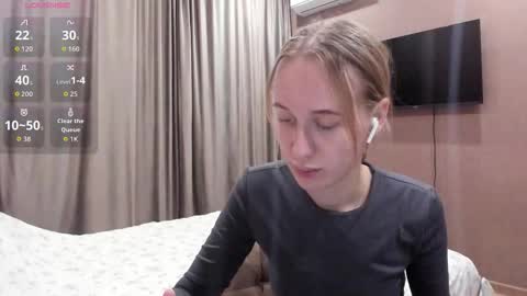 Snapshot of mika_ray chatting on November 23, 2025, 11:15 pm Mika online show from November 23, 2025, 11:15 pm