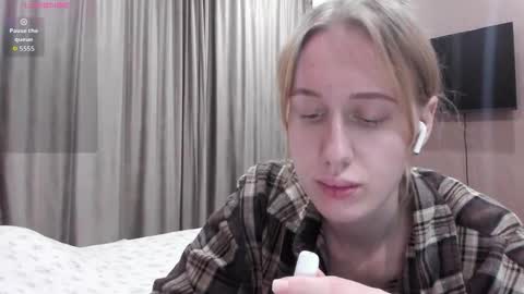 Snapshot of mika_ray chatting on December 1, 2025, 11:32 pm Mika online show from December 1, 2025, 11:32 pm