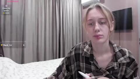 Snapshot of mika_ray chatting on December 2, 2025, 10:49 pm Mika online show from December 2, 2025, 10:49 pm