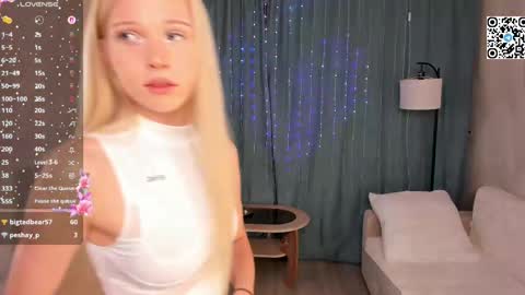 Snapshot of mikaelataron chatting on April 20, 2026, 8:21 pm Angel girl online show from April 20, 2026, 8:21 pm