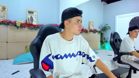 Snapshot of mike_0233 chatting on December 29, 2024, 12:23 pm Mike 0233 online show from December 29, 2024, 12:23 pm