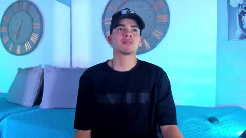 Snapshot of mike_0233 chatting on January 8, 2025, 4:02 am Mike 0233 online show from January 8, 2025, 4:02 am