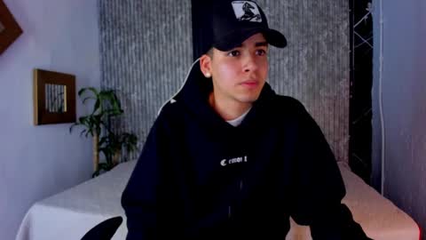 Snapshot of mike_0233 chatting on September 11, 2025, 4:12 am Mike 0233 online show from September 11, 2025, 4:12 am