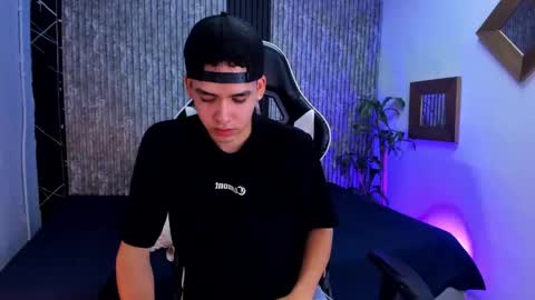 Snapshot of mike_0233 chatting on September 18, 2025, 5:20 am Mike 0233 online show from September 18, 2025, 5:20 am