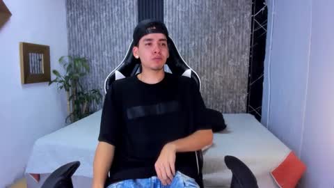 Snapshot of mike_0233 chatting on September 24, 2025, 2:48 am Mike 0233 online show from September 24, 2025, 2:48 am