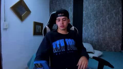 Snapshot of mike_0233 chatting on September 25, 2025, 3:43 am Mike 0233 online show from September 25, 2025, 3:43 am