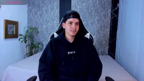 Snapshot of mike_0233 chatting on September 27, 2025, 4:17 am Mike 0233 online show from September 27, 2025, 4:17 am