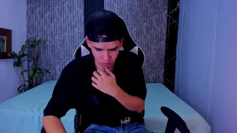 Snapshot of mike_0233 chatting on October 10, 2025, 4:33 am Mike 0233 online show from October 10, 2025, 4:33 am