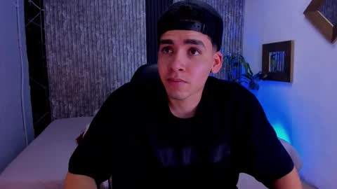 Snapshot of mike_0233 chatting on October 11, 2025, 4:22 am Mike 0233 online show from October 11, 2025, 4:22 am