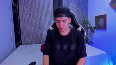 Snapshot of mike_0233 chatting on October 15, 2025, 5:18 am Mike 0233 online show from October 15, 2025, 5:18 am