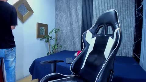 Snapshot of mike_0233 chatting on November 12, 2025, 4:13 am Mike 0233 online show from November 12, 2025, 4:13 am