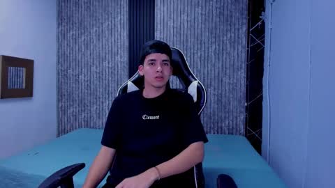 Snapshot of mike_0233 chatting on November 27, 2025, 4:47 am Mike 0233 online show from November 27, 2025, 4:47 am