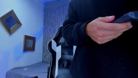 Snapshot of mike_0233 chatting on December 2, 2025, 4:18 am Mike 0233 online show from December 2, 2025, 4:18 am