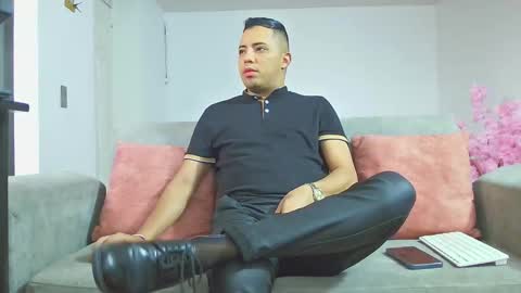 Snapshot of mike_fetish_ chatting on February 18, 2026, 12:23 pm Im Mike online show from February 18, 2026, 12:23 pm