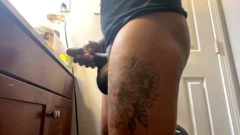 Snapshot of mikeyblunt chatting on January 26, 2025, 10:45 am mikeyblunt online show from January 26, 2025, 10:45 am