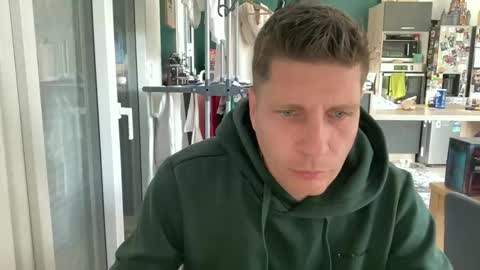 Snapshot of miklp8463 chatting on April 22, 2026, 8:06 am miklp8463 online show from April 22, 2026, 8:06 am