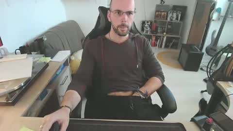 mikmik91 online show from April 14, 2026, 10:43 am