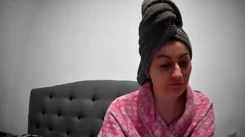 Mikyloveu online show from March 14, 2026, 4:56 pm