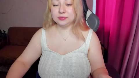 Snapshot of mila_foxxxy chatting on November 6, 2025, 8:04 am Mila shy sensual person online show from November 6, 2025, 8:04 am