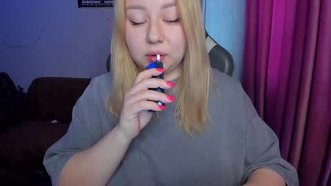 Snapshot of mila_foxxxy chatting on November 11, 2025, 10:15 am Mila shy sensual person online show from November 11, 2025, 10:15 am