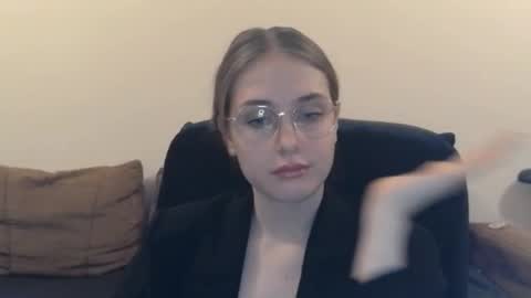 mila_keyy online show from December 16, 2025, 9:53 pm