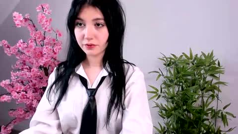 Snapshot of mila_milks chatting on December 19, 2025, 7:48 am Mila online show from December 19, 2025, 7:48 am